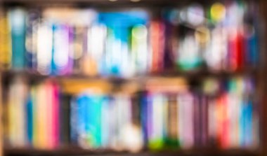 Odaklanmamış raflar kitapla kaplanmış. Soyut Blured kitaplıklar ve kitaplar. Arka plan bokeh. eğitim kavramı