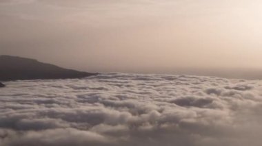 Gün batımında hareket eden bulutların zaman akışı