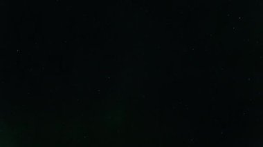İzlanda 'nın yıldızlı gökyüzünde Kuzey Işıkları (Aurora Borealis) hızlanır