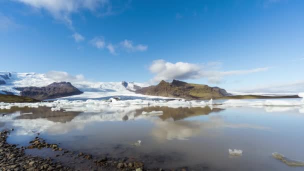 Fjallsrln冰川泻湖在阳光灿烂 云彩飘扬的日子里的时间流逝 — 图库视频影像