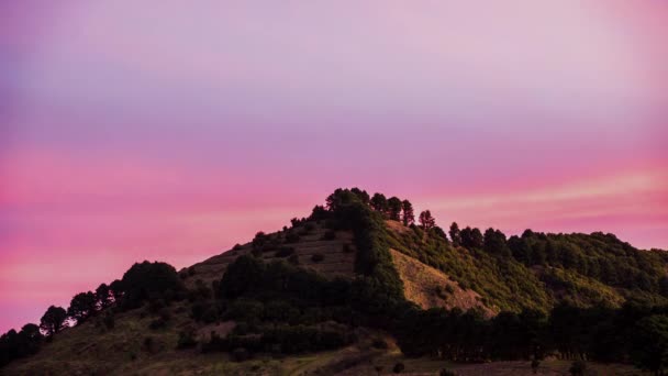 Time Lapse Roze Wolken Bewegen Achter Berg — Stockvideo