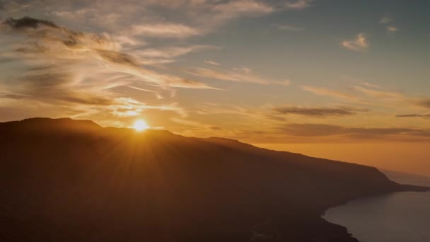 Günbatımını Hızlandırır Güneş Dağın Arkasına Geçer Turuncu Bulutlar Hareket Eder — Stok video