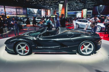 Paris, Fransa - Eylül 29, 2016:2017 Ferrari Porte de Versailles Paris Motor Show üzerinde sunulan Laferrari Aperta
