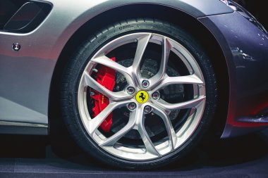 Paris, Fransa - 29 Eylül 2016: 2017 Ferrari Gtc4 Lusso T, Porte de Versailles'daki Paris Otomobil Fuarı'nda tanıtıldı