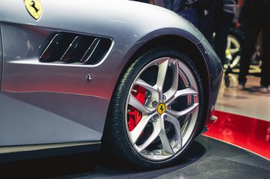 Paris, Fransa - 29 Eylül 2016: 2017 Ferrari Gtc4 Lusso T, Porte de Versailles'daki Paris Otomobil Fuarı'nda tanıtıldı