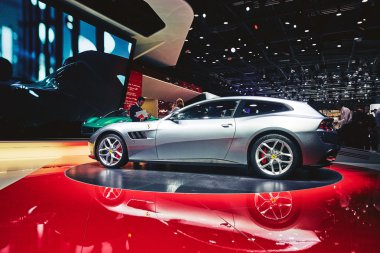 Paris, Fransa - 29 Eylül 2016: 2017 Ferrari Gtc4 Lusso T, Porte de Versailles'daki Paris Otomobil Fuarı'nda tanıtıldı