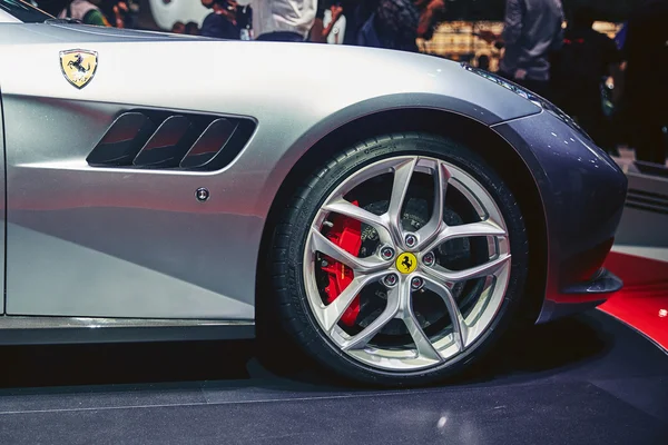 París, Francia - 29 de septiembre de 2016: Ferrari GTC4 Lusso T 2017 presentado en el Salón del Automóvil de París en la Porte de Versailles —  Fotos de Stock