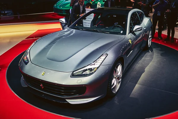 Paris, Fransa - 29 Eylül 2016: 2017 Ferrari Gtc4 Lusso T, Porte de Versailles'daki Paris Otomobil Fuarı'nda tanıtıldı — Stok fotoğraf