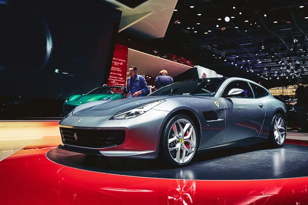 Parigi, Francia - 29 settembre 2016: 2017 Ferrari GTC4 Lusso T presentata al Salone di Parigi alla Porte de Versailles — Foto Stock