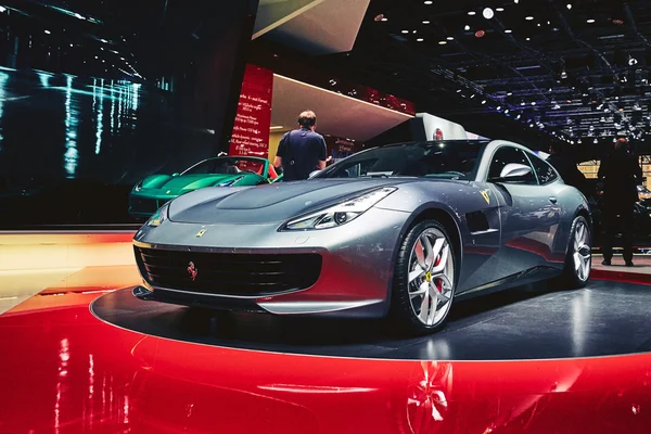 Paris, Fransa - 29 Eylül 2016: 2017 Ferrari Gtc4 Lusso T, Porte de Versailles'daki Paris Otomobil Fuarı'nda tanıtıldı — Stok fotoğraf