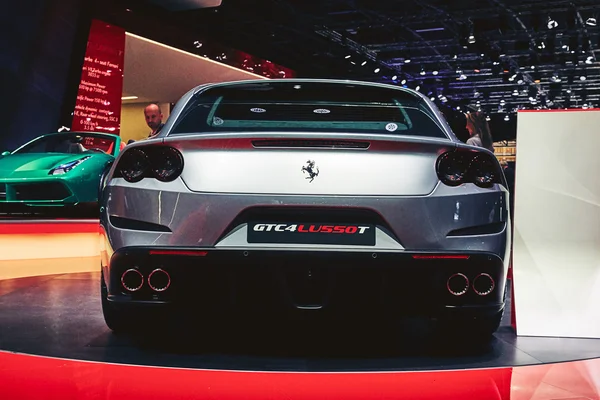 París, Francia - 29 de septiembre de 2016: Ferrari GTC4 Lusso T 2017 presentado en el Salón del Automóvil de París en la Porte de Versailles —  Fotos de Stock