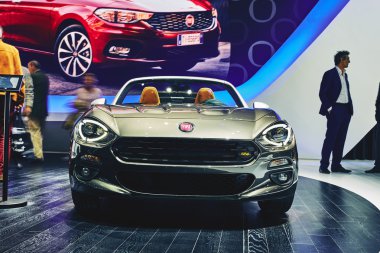 Paris, Fransa - 29 Eylül 2016: 2016 Fiat 124 Spider, Porte de Versailles'daki Paris Otomobil Fuarı'nda tanıtıldı