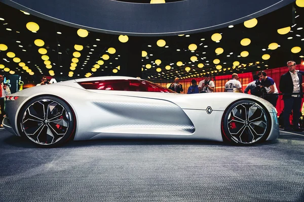 París, Francia - 29 de septiembre de 2016: Renault Trezor Concept se presenta en el Salón del Automóvil de París en la Porte de Versailles — Foto de Stock