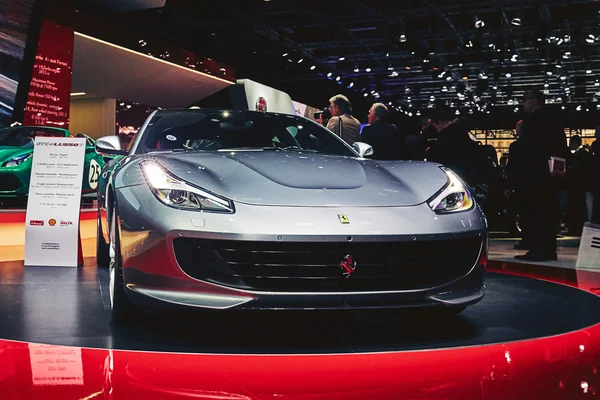 Париж, Франция - 29 сентября 2016 года: 2017 Ferrari GTC4 Lusso T представлена на Парижском автосалоне в Порт-де-Версаль — стоковое фото