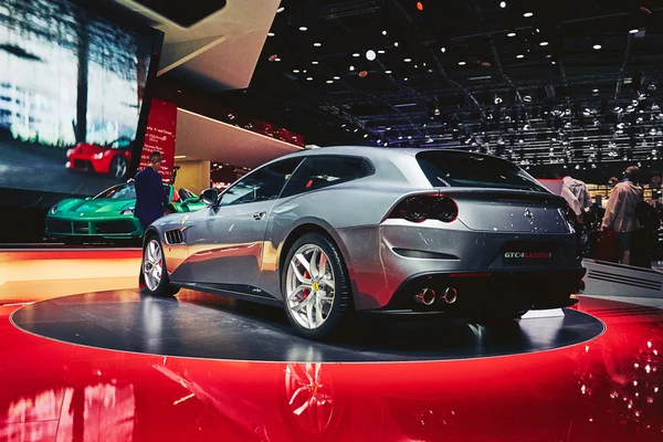 Parigi, Francia - 29 settembre 2016: 2017 Ferrari GTC4 Lusso T presentata al Salone di Parigi alla Porte de Versailles — Foto Stock