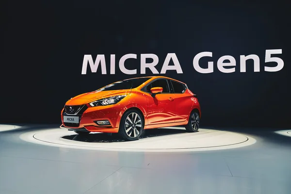 Paris, Frankrike - September 29, 2016: 2017 Nissan Micra presenterades på bilsalongen i Paris i Porte de Versailles — Stockfoto