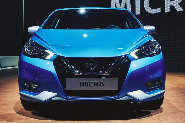 Παρίσι, Γαλλία - Σεπτεμβρίου 29, 2016: 2017 Nissan Micra παρουσίασε στο σαλόνι αυτοκινήτου του Παρισιού στην Porte de Versailles — Φωτογραφία Αρχείου