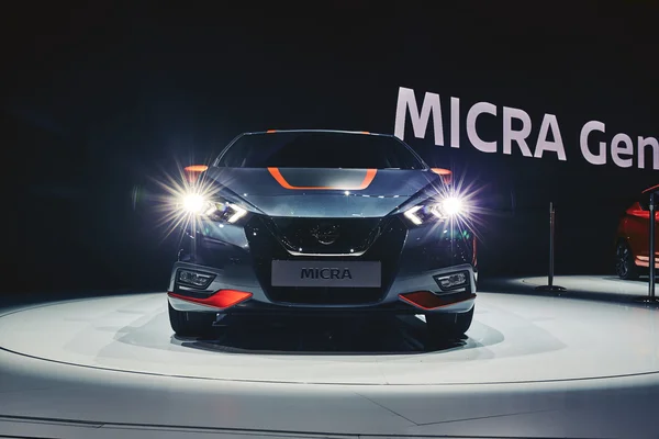 Paris, Frankrike - September 29, 2016: 2017 Nissan Micra presenterades på bilsalongen i Paris i Porte de Versailles — Stockfoto