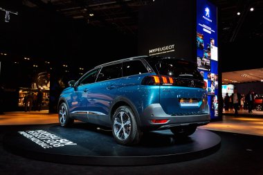 Paris, Fransa - 29 Eylül 2016: 2017 Peugeot 5008, Porte de Versailles'daki Paris Otomobil Fuarı'nda tanıtıldı