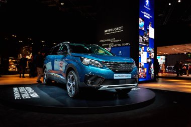 Paris, Fransa - 29 Eylül 2016: 2017 Peugeot 5008, Porte de Versailles'daki Paris Otomobil Fuarı'nda tanıtıldı