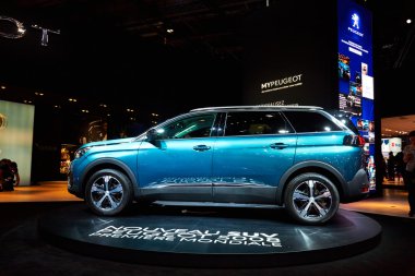Paris, Fransa - 29 Eylül 2016: 2017 Peugeot 5008, Porte de Versailles'daki Paris Otomobil Fuarı'nda tanıtıldı