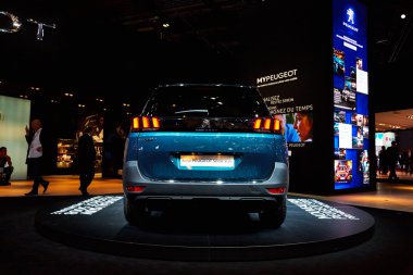 Paris, Fransa - 29 Eylül 2016: 2017 Peugeot 5008, Porte de Versailles'daki Paris Otomobil Fuarı'nda tanıtıldı