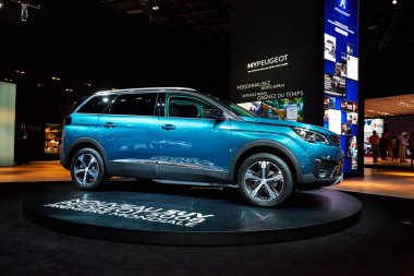 Paris, Fransa - 29 Eylül 2016: 2017 Peugeot 5008, Porte de Versailles'daki Paris Otomobil Fuarı'nda tanıtıldı