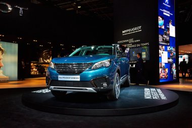 Paris, Fransa - 29 Eylül 2016: 2017 Peugeot 5008, Porte de Versailles'daki Paris Otomobil Fuarı'nda tanıtıldı