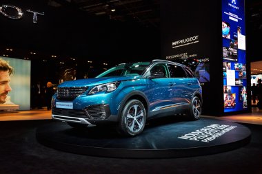 Paris, Fransa - 29 Eylül 2016: 2017 Peugeot 5008, Porte de Versailles'daki Paris Otomobil Fuarı'nda tanıtıldı
