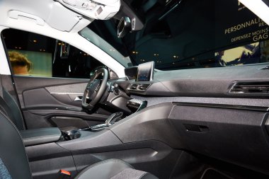 Paris, Fransa - 29 Eylül 2016: 2017 Peugeot 5008, Porte de Versailles'daki Paris Otomobil Fuarı'nda tanıtıldı