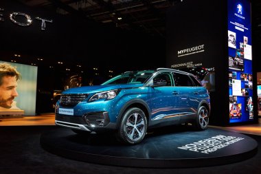Paris, Fransa - 29 Eylül 2016: 2017 Peugeot 5008, Porte de Versailles'daki Paris Otomobil Fuarı'nda tanıtıldı