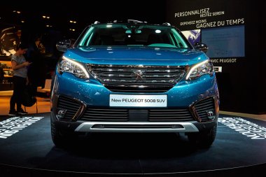 Paris, Fransa - 29 Eylül 2016: 2017 Peugeot 5008, Porte de Versailles'daki Paris Otomobil Fuarı'nda tanıtıldı