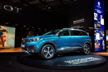 Paris, Fransa - 29 Eylül 2016: 2017 Peugeot 5008, Porte de Versailles'daki Paris Otomobil Fuarı'nda tanıtıldı