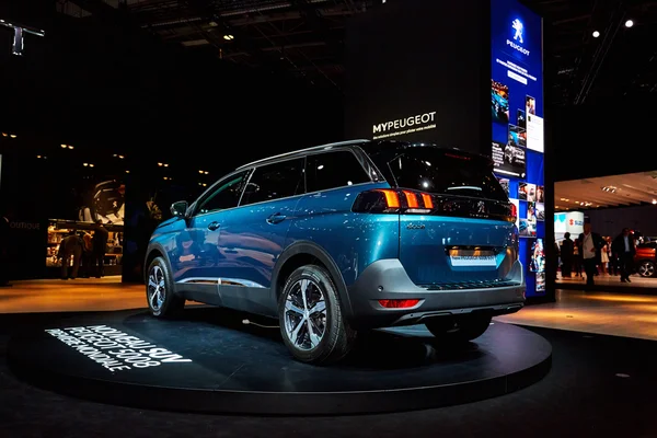 Paris, Fransa - 29 Eylül 2016: 2017 Peugeot 5008, Porte de Versailles'daki Paris Otomobil Fuarı'nda tanıtıldı