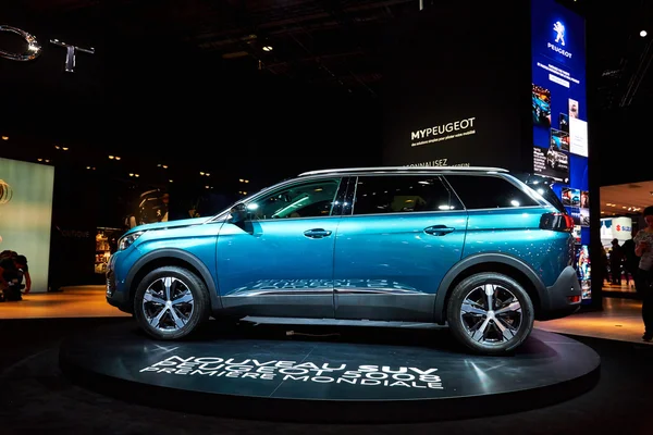 París, Francia - 29 de septiembre de 2016: Peugeot 5008 2017 presentado en el Salón del Automóvil de París en la Porte de Versailles — Foto de Stock