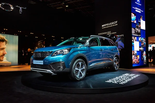 Paris, Frankrike-september 29, 2016:2017 Peugeot 5008 presenteras på Paris Motor Show i Porte de Versailles — Stockfoto