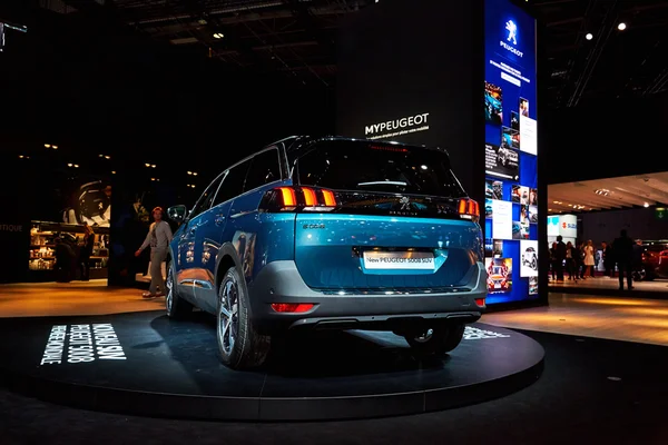 París, Francia - 29 de septiembre de 2016: Peugeot 5008 2017 presentado en el Salón del Automóvil de París en la Porte de Versailles — Foto de Stock