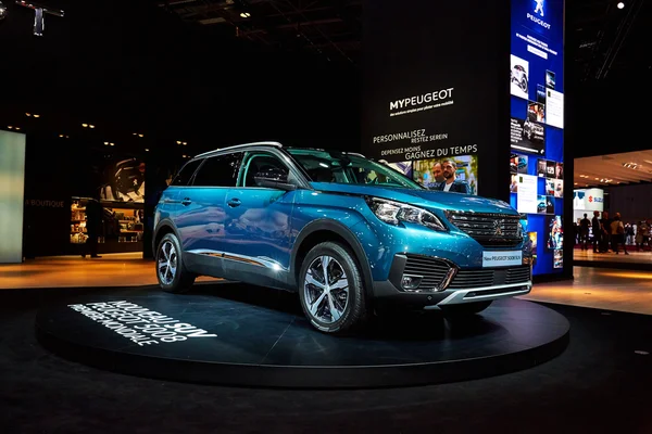Paris, Fransa - 29 Eylül 2016: 2017 Peugeot 5008, Porte de Versailles'daki Paris Otomobil Fuarı'nda tanıtıldı