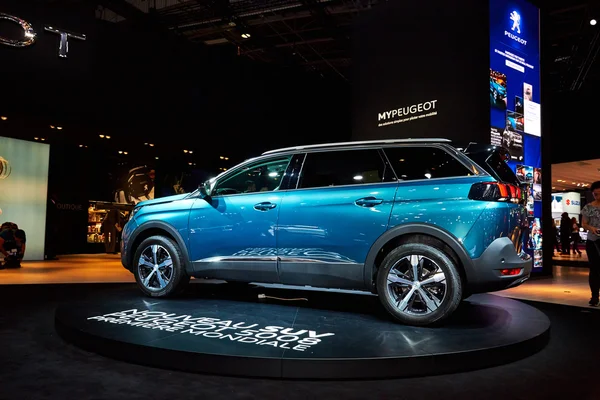 Paris, Fransa - 29 Eylül 2016: 2017 Peugeot 5008, Porte de Versailles'daki Paris Otomobil Fuarı'nda tanıtıldı
