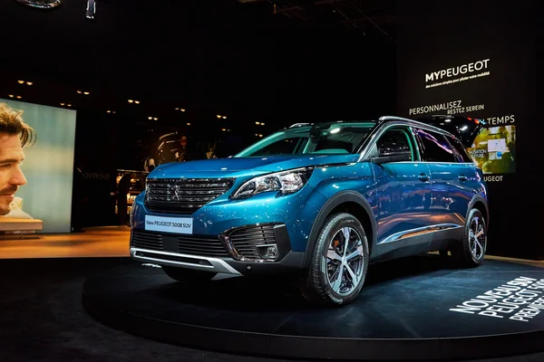 Paris, Fransa - 29 Eylül 2016: 2017 Peugeot 5008, Porte de Versailles'daki Paris Otomobil Fuarı'nda tanıtıldı