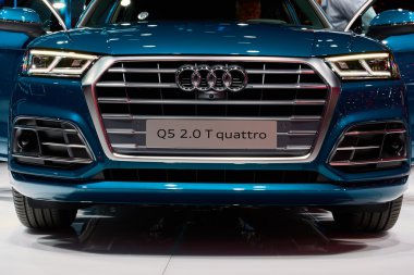 Paris, Fransa - 29 Eylül 2016: 2017 Audi Q5, Porte de Versailles'daki Paris Otomobil Fuarı'nda tanıtıldı
