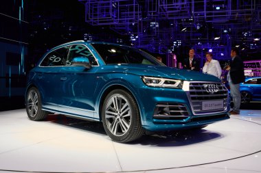 Paris, Fransa - 29 Eylül 2016: 2017 Audi Q5, Porte de Versailles'daki Paris Otomobil Fuarı'nda tanıtıldı