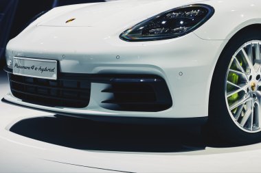 Paris, Fransa - 29 Eylül 2016: 2017 Porsche Panamera 4 e-hibrid, Porte de Versailles'daki Paris Otomobil Fuarı'nda tanıtıldı