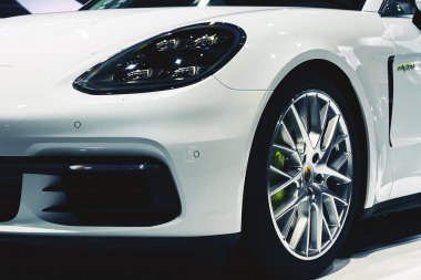 Paris, Fransa - 29 Eylül 2016: 2017 Porsche Panamera 4 e-hibrid, Porte de Versailles'daki Paris Otomobil Fuarı'nda tanıtıldı