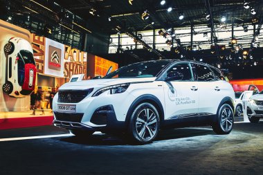 Paris, Fransa - 29 Eylül 2016: 2017 Peugeot 3008 Gt Line, Porte de Versailles'daki Paris Otomobil Fuarı'nda tanıtıldı