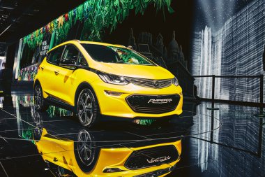 Paris, Fransa - 29 Eylül 2016: 2017 Opel Ampera-e, Porte de Versailles'daki Paris Otomobil Fuarı'nda tanıtıldı