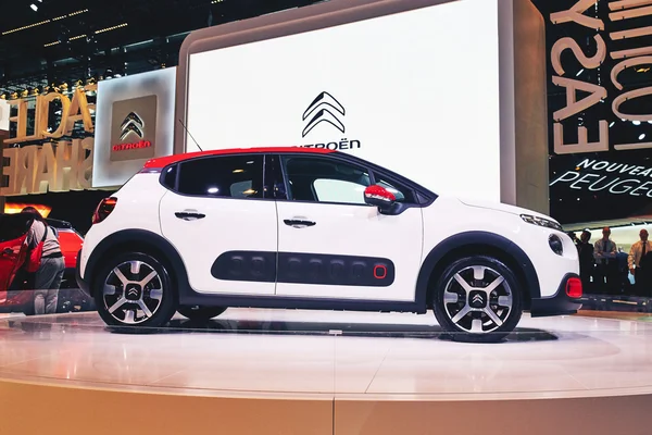Paris, Fransa - 29 Eylül 2016: 2017 Citroen C3, Porte de Versailles'daki Paris Otomobil Fuarı'nda tanıtıldı