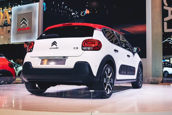 París, Francia - 29 de septiembre de 2016: Citroen C3 2017 presentado en el Salón del Automóvil de París en la Porte de Versailles — Foto de Stock