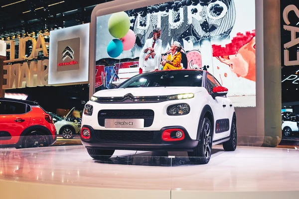 París, Francia - 29 de septiembre de 2016: Citroen C3 2017 presentado en el Salón del Automóvil de París en la Porte de Versailles — Foto de Stock