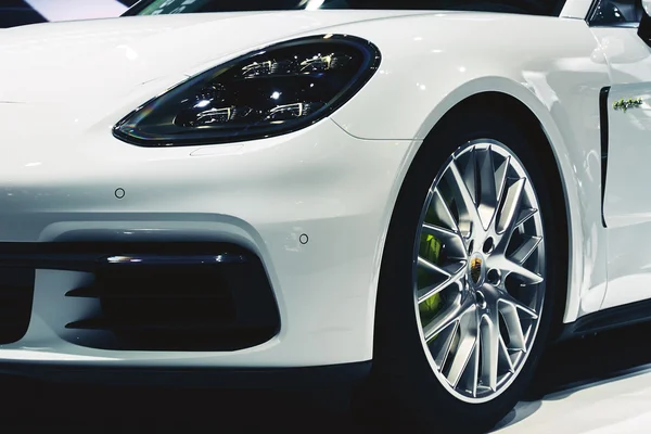 Paris, France - September 29, 2016: 2017 Porsche Panamera 4 e-hybrid presented on the Paris Motor Show in the Porte de Versailles — Stock Photo, Image